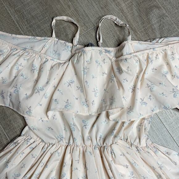 Walter Baker Cold Shoulder Top Blush Floral Blouse Women's Size XS - Picture 8 of 8